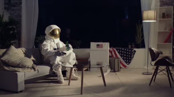 Astronauta Relajándose Apartamento Viendo Televisión Bebiendo Una Cerveza — Vídeo de stock