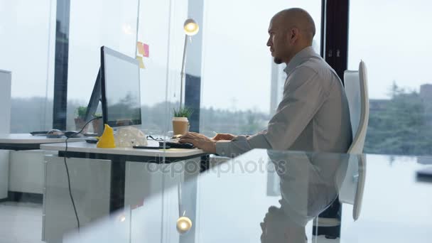 Empresario Oficina Moderna Trabajando Computadora Mirando Papeleo Escritorio — Vídeos de Stock