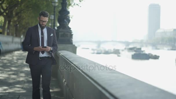 London Professionell Man Sms Telefonen Som Han Vandrar Genom Staden — Stockvideo