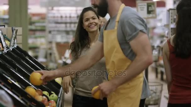 Freundliche Arbeiterin Einem Supermarkt Die Junge Frau Beim Einkaufen Unterstützt — Stockvideo