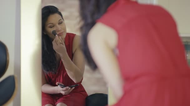 Hermosa Mujer Mirando Espejo Poniéndose Maquillaje — Vídeo de stock