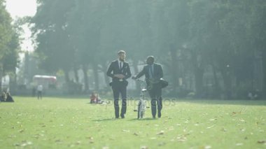 4 k neşeli işadamları olarak onlar şehir parkı ile yürüyüş sohbet