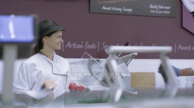 sohbet ve süpermarket peynir sayaç ekranda düzenleme 4 k samimi işçiler
