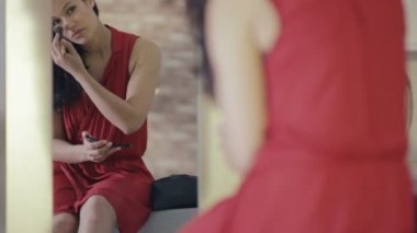 Aynaya bakıp onun makyaj 4 k güzel kadın