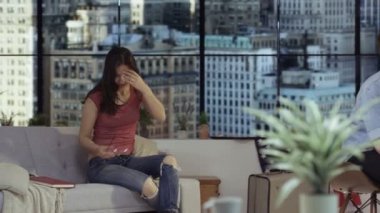 4 k sevgi çift evde, ortağı ile dinlenmek için gelen Pc üzerinde çalışan adam
