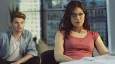 4 k sevgi çift evde, ortağı ile dinlenmek için gelen Pc üzerinde çalışan kadın