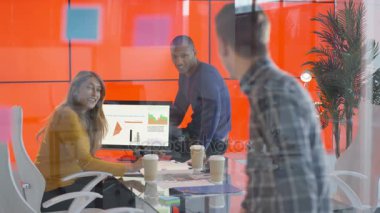 4k, ofiste gülümseyen işadamı, meslektaşları arka planda konuşan