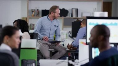 4 k iş Yöneticisi bahsediyoruz personel satış ve modern ofis performansı