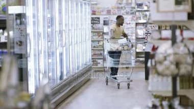 o onun süpermarkette alışveriş yaparken dans 4 k mutlu kaygısız genç adam