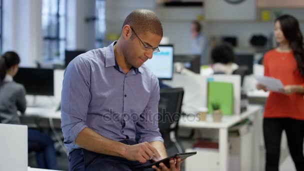 Retrato Del Hombre Negocios Sonriente Usando Tableta Digital Oficina — Vídeos de Stock