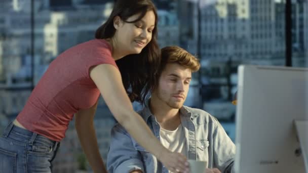 Jeune Couple Bavarder Utiliser Ordinateur Ensemble Dans Appartement Ville — Video