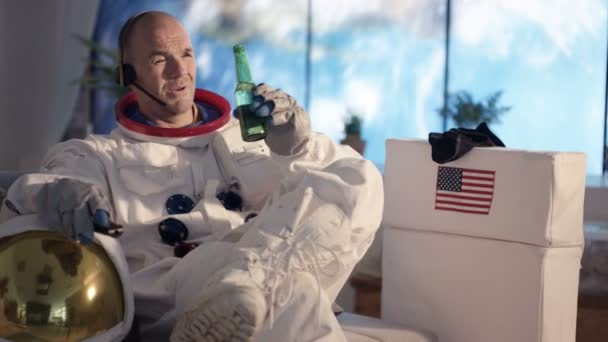 Astronaut Relaxing Apartment Watching Drinking Beer — Stock Video
