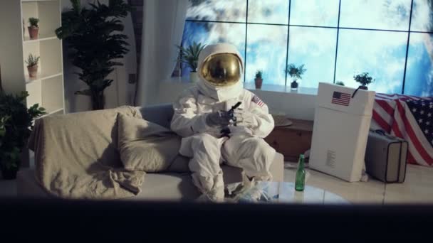 Astronauta Relajándose Apartamento Viendo Televisión Bebiendo Una Cerveza — Vídeo de stock