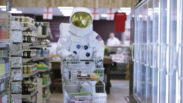 Astronaute Hors Service Marchant Travers Supermarché Faisant Shopping Pour Épicerie — Video