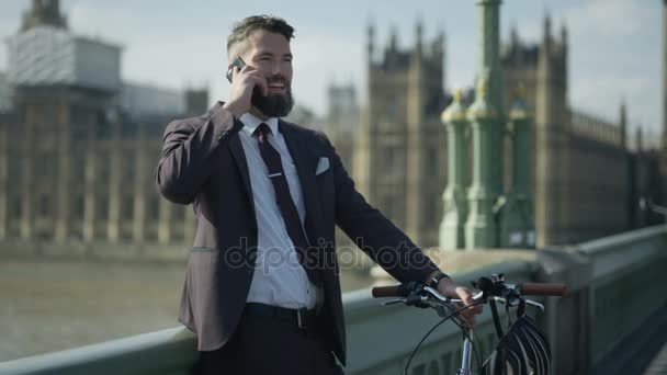 都市屋外電話で話しているロンドンのビジネスマンを笑顔の の肖像画 — ストック動画