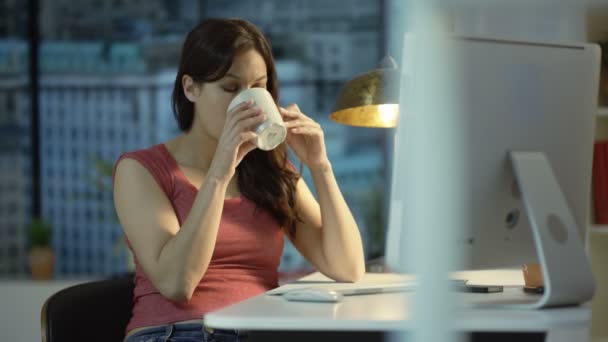 Pensive Mulher Trabalhando Computador Beber Café Apartamento Cidade — Vídeo de Stock