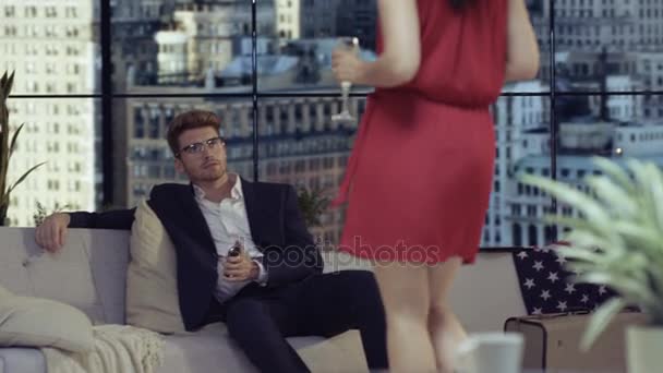 はファッショナブルな若いカップルの背景にニューヨークの建物のアパートでシャンパンを飲んだりリラックス — ストック動画