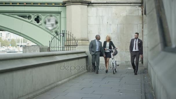 Glimlachend Londen Bedrijfsgroep Chatten Als Lopen Door Stad — Stockvideo