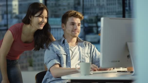 Pareja Joven Charlando Utilizando Ordenador Juntos Apartamento Ciudad — Vídeo de stock