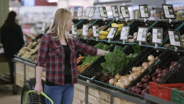 年轻女子在杂货店买蔬菜 — 图库视频影像