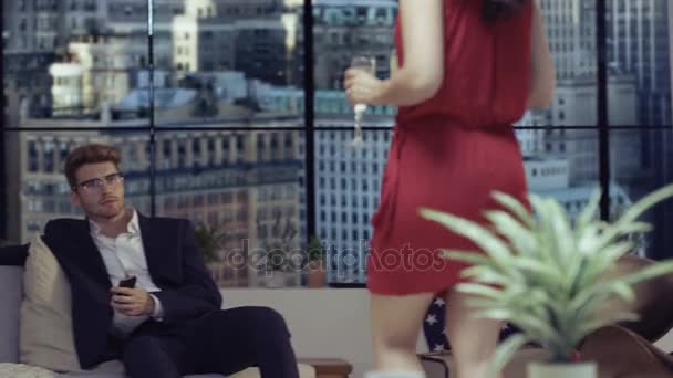 Fashionable Young Couple Relaxing Drinking Champagne Apartment New York Buildings — Stock Video