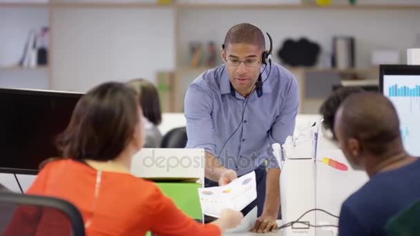 Business Man Woman Having Discussion Sales Figures Modern Office — Stock Video