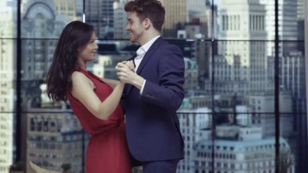 Genç Romantik Çift New York City Daire Içinde Belgili Tanımlık — Stok video