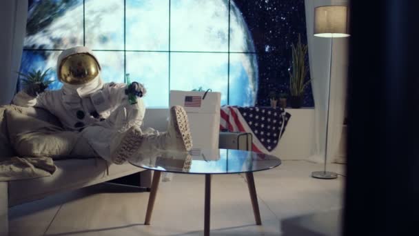 Astronaut Entspannt Sich Wohnung Schaut Fern Und Trinkt Ein Bier — Stockvideo