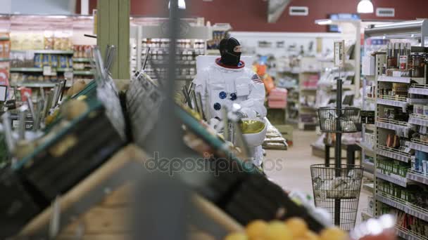 Fora Serviço Astronauta Fazendo Suas Compras Supermercado — Vídeo de Stock