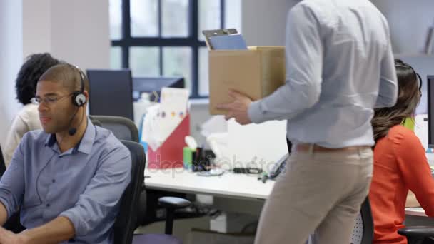 Empresário Feliz Começando Novo Trabalho Desempacotando Seus Pertences Sua Mesa — Vídeo de Stock