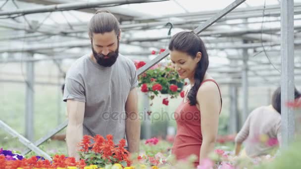 Couple Joyeux Faisant Shopping Dans Centre Jardin — Video