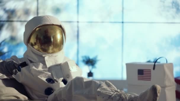 Astronaute Costume Complet Détendre Dans Appartement Regarder Télévision Chaîne Surf — Video