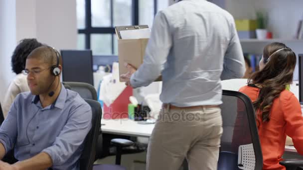 幸せなビジネスマンが彼の机に彼の持ち物を解凍新しいジョブを開始します — ストック動画