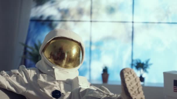 Αστροναύτης Στο Πλήρες Κοστούμι Χαλαρώνοντας Στο Διαμέρισμα Βλέποντας Τηλεόραση Και — Αρχείο Βίντεο