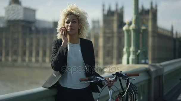 Портрет Улыбчивой Лондонской Предпринимательницы Говорящей Телефону Улице Городе — стоковое видео