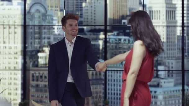 Casal Romântico Jovem Dançando Pela Janela Apartamento Nova York — Vídeo de Stock