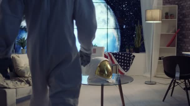 Astronaute Dans Appartement Avec Vue Sur Planète Terre Préparant Pour — Video