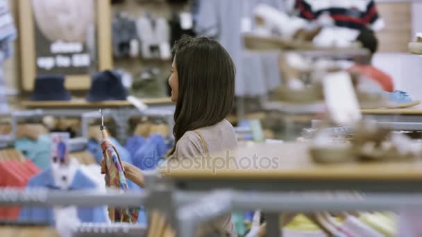 Kund Shopping Klädaffär Går Att Registrera Dig För Att Göra — Stockvideo