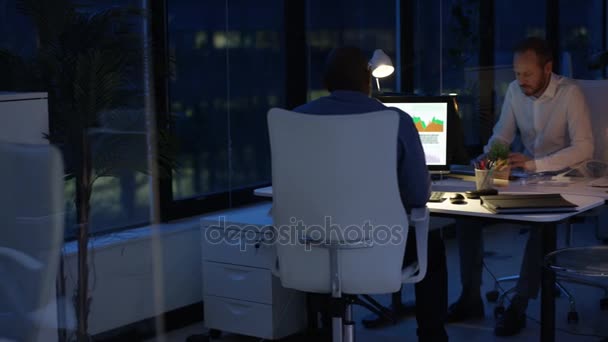 Бизнес Мужчина Женщина Работают Допоздна Обсуждая Финансовые Данные Компьютерах — стоковое видео