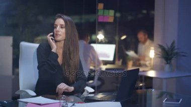 4 k neşeli işkadını geç saatlere kadar ofiste