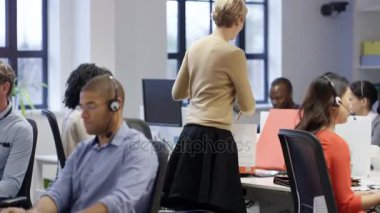 4 k mutlu iş kadını onun işi bırakıyor ve eşyalarını içine bir kutu ambalaj