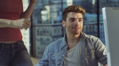 4 k sevgi çift sohbet ve bilgisayar birlikte şehir dairede kullanma