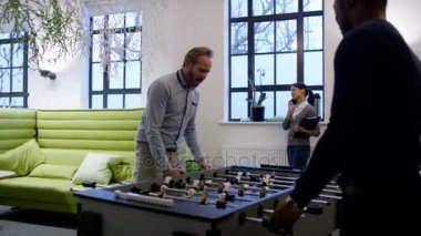 4 k iş ekibi çalışıp oynamıyormuş fussball koparma alanında yaratıcı Office