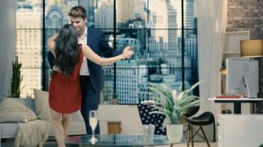 4 k genç Romantik Çift New York City daire içinde belgili tanımlık pencere tarafından dans