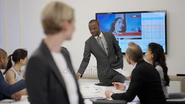 会議では バック グラウンドでの報道とテレビ会議室で ビジネス エグゼクティブ — ストック動画
