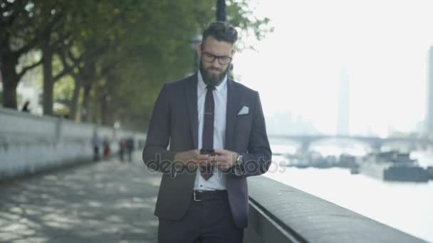 London Homem Profissional Mensagens Texto Telefone Como Ele Andando Através — Vídeo de Stock