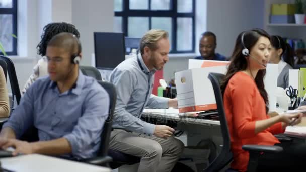 Cansado Hombre Negocios Empacar Sus Pertenencias Una Caja Salir Oficina — Vídeos de Stock