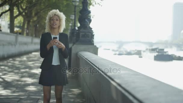 London Professionell Kvinna Textning Telefon Som Hon Vandrar Genom Staden — Stockvideo