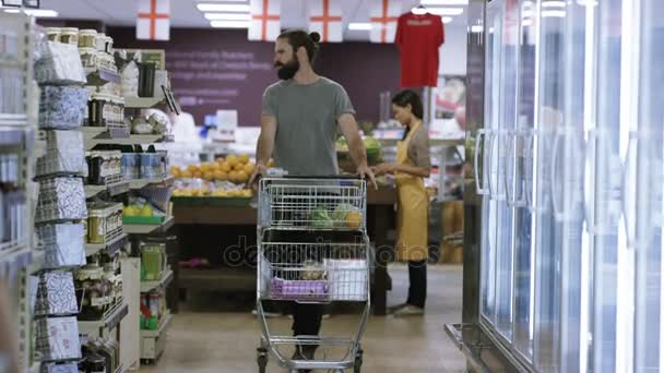 Feliz Joven Despreocupado Haciendo Sus Compras Supermercado — Vídeo de stock
