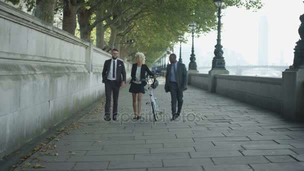 Smiling London Business People Charlando Mientras Caminan Por Ciudad — Vídeos de Stock